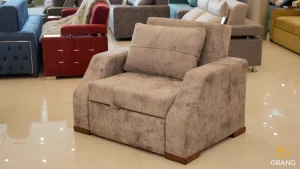 مبل یک نفره تخت‌خوابشو ریلی با پارچه گلوبال و دسته فارسی در حالت نشیمن راحت و شیک