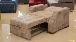 مبل یک نفره تخت‌خوابشو ریلی با پارچه گلوبال در حالت تخت خواب کامل، مناسب فضاهای کوچک