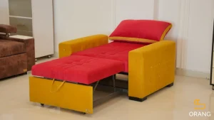 مبل تخت خوابشو 1 نفره ریلی اورنگ باز شده به حالت تخت یک‌نفره، با ابعاد مناسب و مکانیزم باز و بسته آسان، ایده‌آل برای اتاق‌های کوچک و خواب راحت