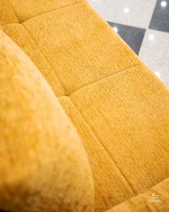 تصویر کلوزآپ دوخت معمولی و تمیز روی دسته چستر مبل تخت خوابشو ریلی دو نفره با کیفیت مناسب و طراحی کلاسیک